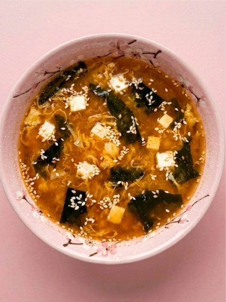 бульон мисо
кимчи соус
яйцо
тофу
вакаме
кунжут
